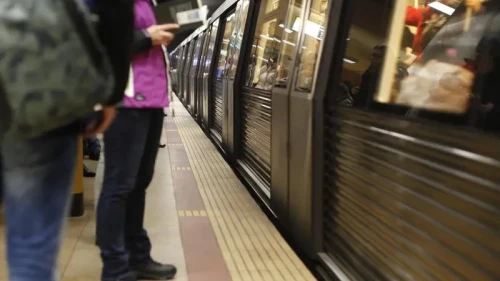 Circulație întreruptă la metrou, la una dintre magistrale. O bucată de tavan s-a prăbușit în tunelul dintre două stații. 